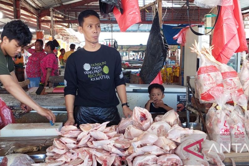 Aktivitas penjualan daging ayam dan daging sapi di Pasar Sentral Timika.