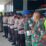 Kabag Ops Polres Mimika, Komisaris Polisi Dionisius VD Paron Helan, memberikan arahan kepada anggota TNI dan Polri yang bertugas mengevakuasi jenazah korban penembakan oleh KKB saat tiba di Bandara Mozes Kilangin Timika, Senin (7/3/2022).