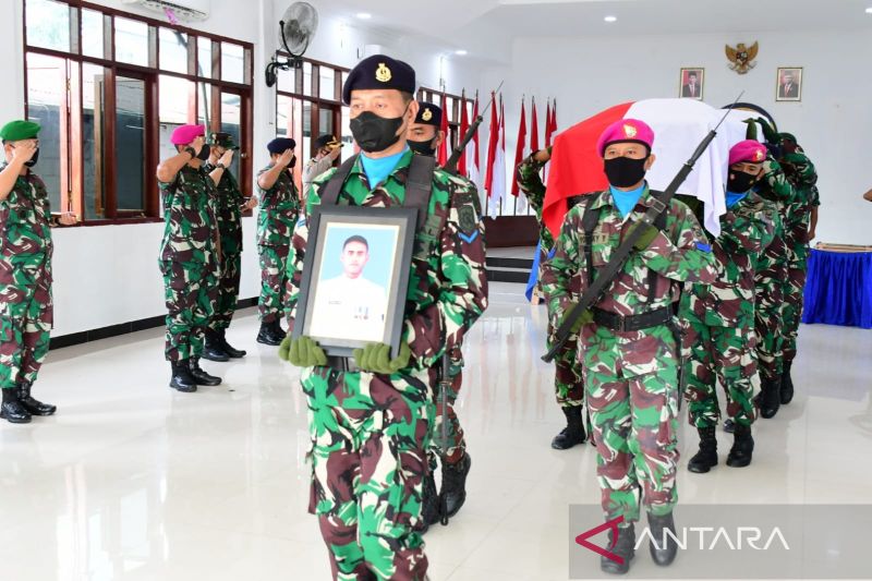 Sejumlah prajurit TNI menggelar upacara pemakaman secara militer untuk prajurit Korps Marinir TNI Angkatan Laut yang gugur saat bertugas di Pos Quary Bawah, Nduga, Papua.