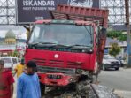 Rem Blong, Truk Kontainer Muat 5 Ton Sabun Tabrak Pembatas Jalan
