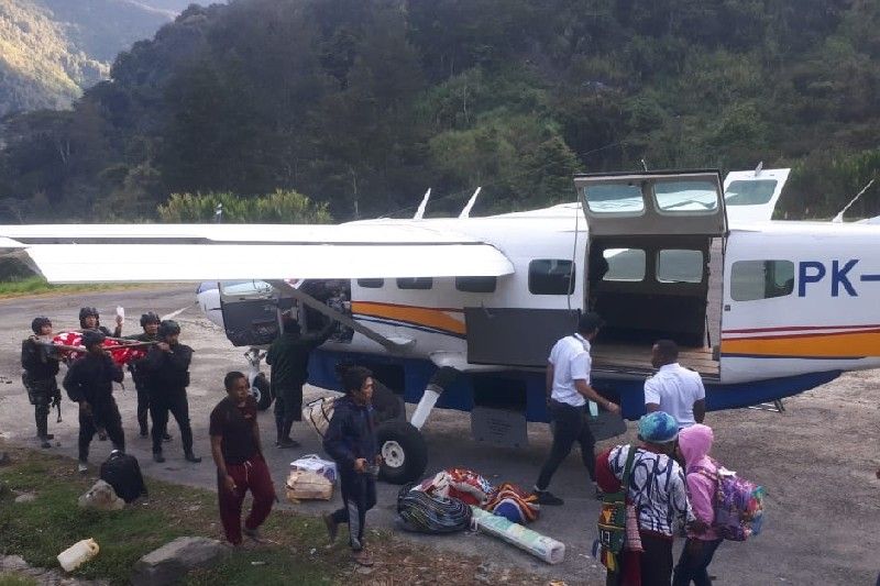 Proses evakuasi Prajurit Satu Heriyanto, dari Distrik Beoga, Kabupaten Puncak, ke Timika, Kabupaten Mimika, Papua, Jumat (4/3).