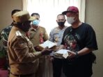 Bupati Puncak Willem Wandik, Selasa (8/3) menyerahkan santunan kepada korban pembantaian KKB di Distrik Beoga diterima keluarga korban di Timika.