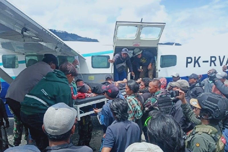 Evakuasi Aris Kalan, pekerja bangunan di Kabupaten Intan Jaya yang dianiaya KKB, Selasa (8/3/2022) ke Nabire