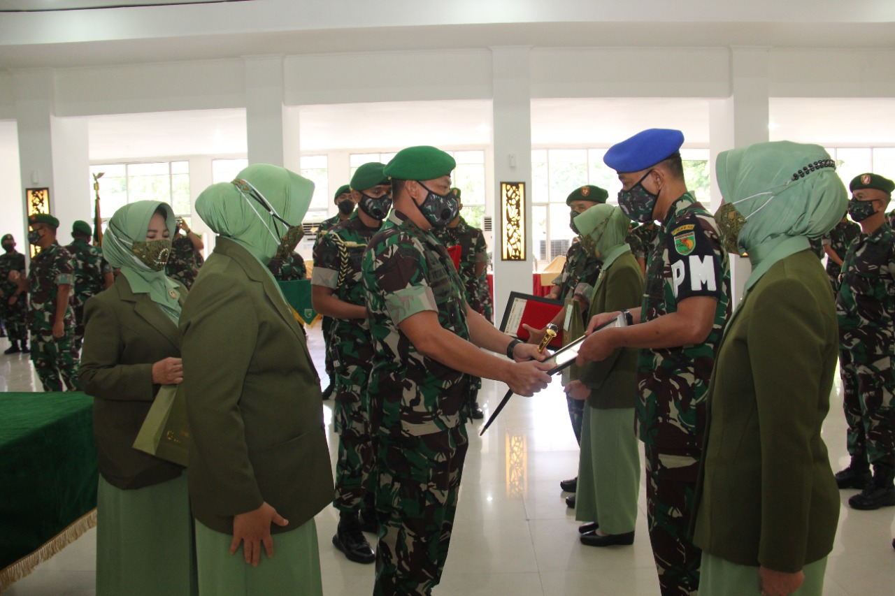 Caption, Panglima Kodam XVII/Cenderawasih Mayjen TNI Teguh Muji Angkasa, memimpin Serah Terima Jabatan dan Tradisi Korps 3 Pejabat Kodam