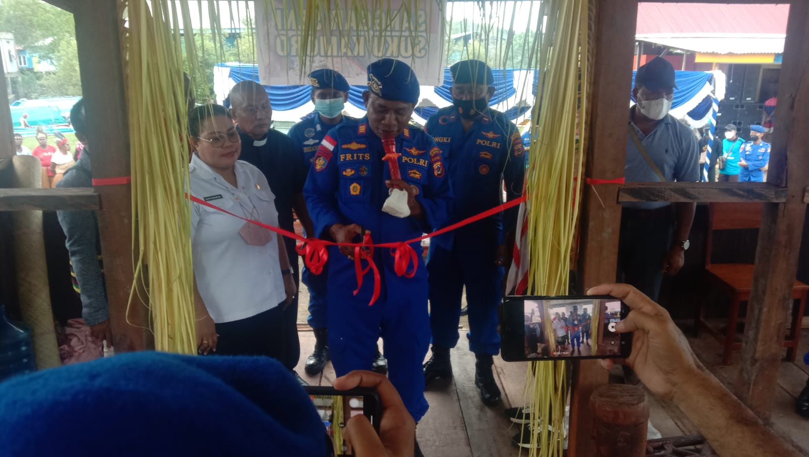 Kasat Polairud Polres Mimika, AKP Frits Joni Erari menggunting pita meresmikan sanggar seni Posko Tifa