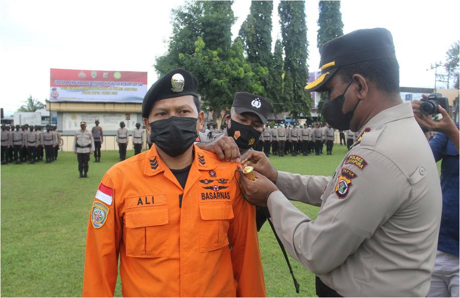 Kapolres Jayapura AKBP Fredrickus W.A Maclarimboen saat menyematkan pita pada perwakilan SAR