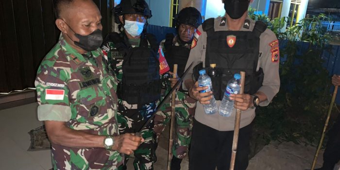 Personel Gabungan TNI-Polri di Merauke Amankan Puluhan Botol Miras Lokal dan Senjata Tajam