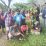 Anggota Seksi Adat Panitia Rekonsiliasi Mimika Wee, David Weakoro bersama Panitia saat menanam pohon di jalan Bandara Timika, Minggu (20/3).