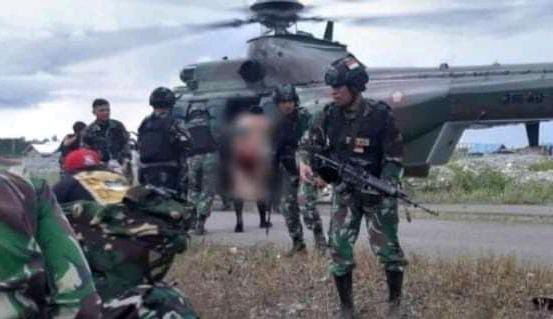 Evakuasi prajurit TNI yang ditembak KKB