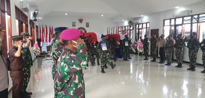 Dua jenazah prajurit TNI korban kekejaman KKB.