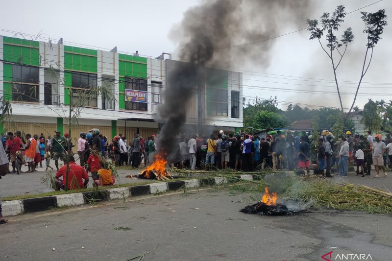 Kabupaten Manokwari berangsur kondusif pascaaksi blokade jalan oleh kelompok masyarakat memprotes unggahan dugaan ujaran kebencian di media sosial, Senin (28/2/2022).