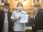 Foto bersama Ketua Komite I DPD RI Fachrul Razi (kanan) dan Mendagri Tito Karnavian (tengah) sebelum rapat kerja di Kompleks Parlemen, Jakarta, Selasa (22/3/2022).