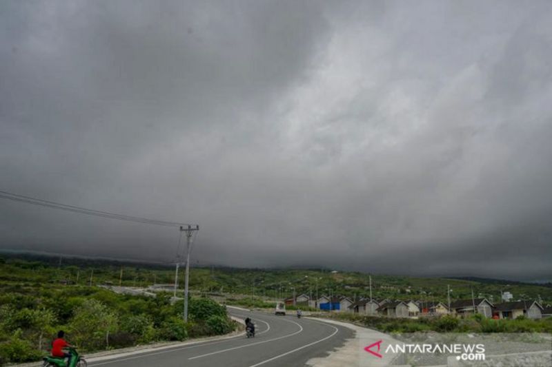 Awan hitam menyelimuti langit Kota Palu, Sulawesi Tengah, Rabu (19/1/2022).