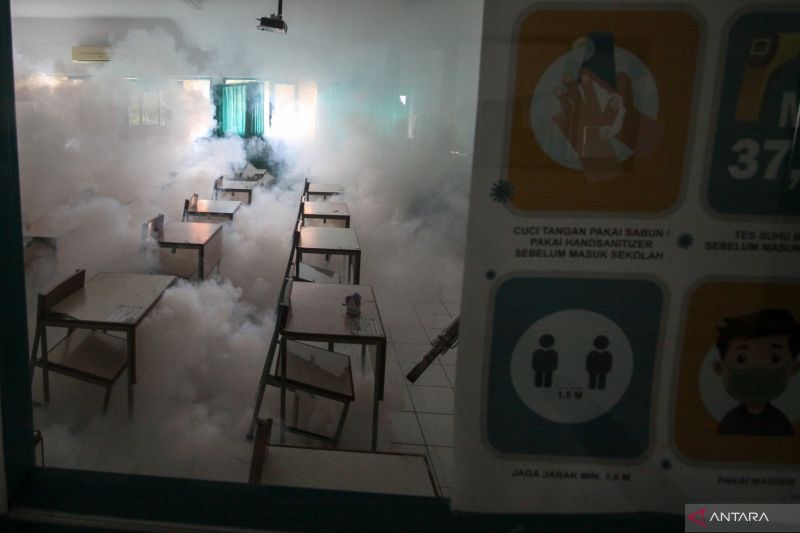 Petugas melakukan pengasapan (fogging) di Sekolah Pembangunan Jaya (SPJ) 2 Gedangan, Sidoarjo, Jawa Timur, Jumat (11/2/2022).