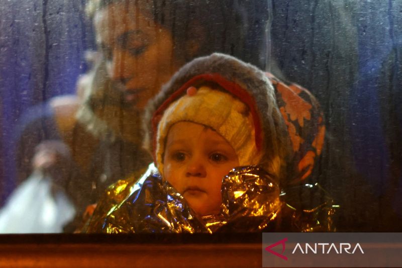 Seorang anak melihat keluar jendela bus setelah menyeberangi perbatasan dari Ukraina ke Polandia bersama warga lainnya yang menyelamatkan diri dari invasi Rusia di Ukraina