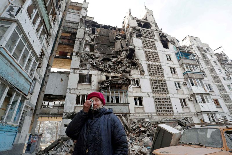 Penduduk lokal Valentina Demura (70) menangis di sebelah gedung apartemennya yang dihancurkan selama konflik Ukraina-Rusia