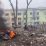 Pemandangan menunjukkan mobil dan bangunan rumah sakit yang hancur akibat serangan udara di tengah invasi Rusia ke Ukraina, di Mariupol, Ukraina