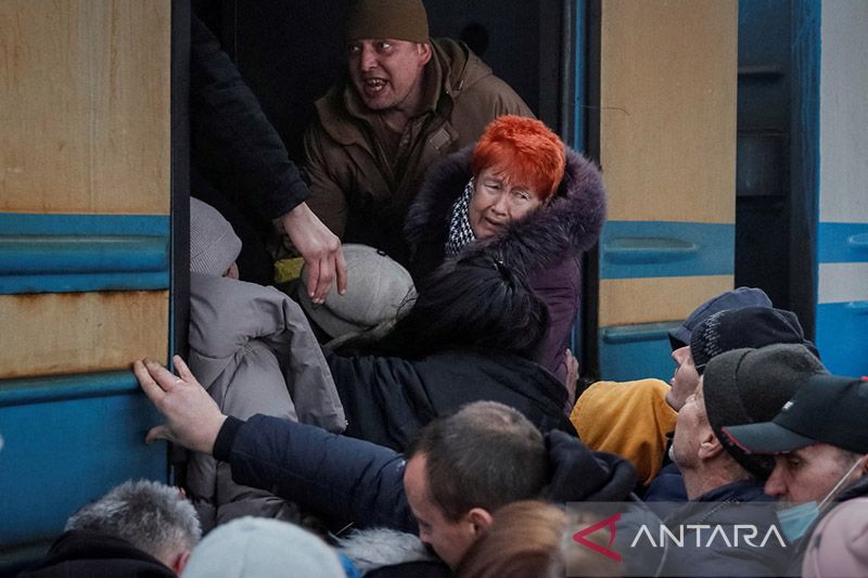 Orang-orang menaiki kereta evakuasi dari Kiev ke Lviv di stasiun kereta pusat Kiev di tengah invasi Rusia ke Ukraina, di Kiev, Ukraina, Jumat (4/3/2022)