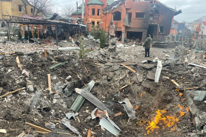 Puing-puing berserakan di sekitar lubang di sebuah jalan, tempat beberapa rumah rusak akibat ledakan, menyusul serangan udara di Bila Tserkva, Kyiv Oblast, Ukraina, Sabtu (5/3/2022).