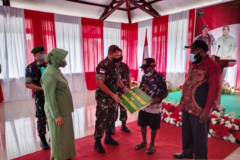 Pangdam XVII/Cenderawasih Mayjen TNI Teguh Muji Angkasa didampini Ketua Persit KCK XVII/Cenderawasih Ny Erni Teguh Muji Angkasa membagikan sembako kepada warga Mimika.