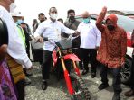 Mensos saat menyerahkan Bantuan Kapal dan Motor Listrik di Jayapura