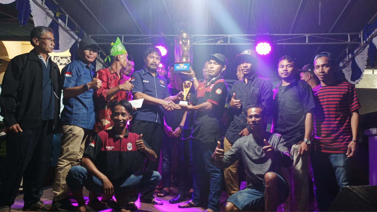 Ikawangi FC memegang tropi usai memenangkan Futsal KKJB Cup I