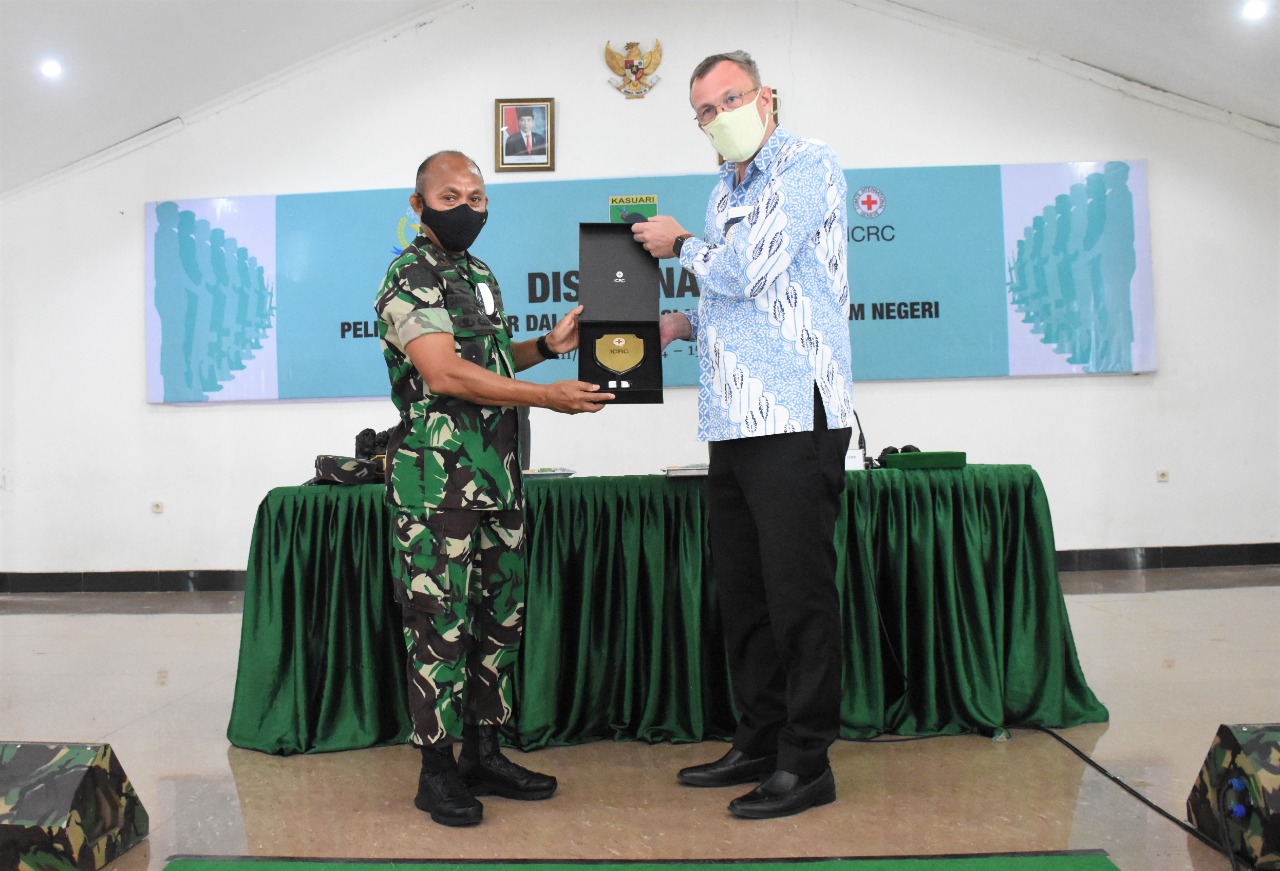 Foto: Istimewa Pangdam XVIII/Kasuari Mayjen TNI Gabriel Lema saat menerima plakat dari Ketua Delegasi ICRC Mr. Alexander Faite.