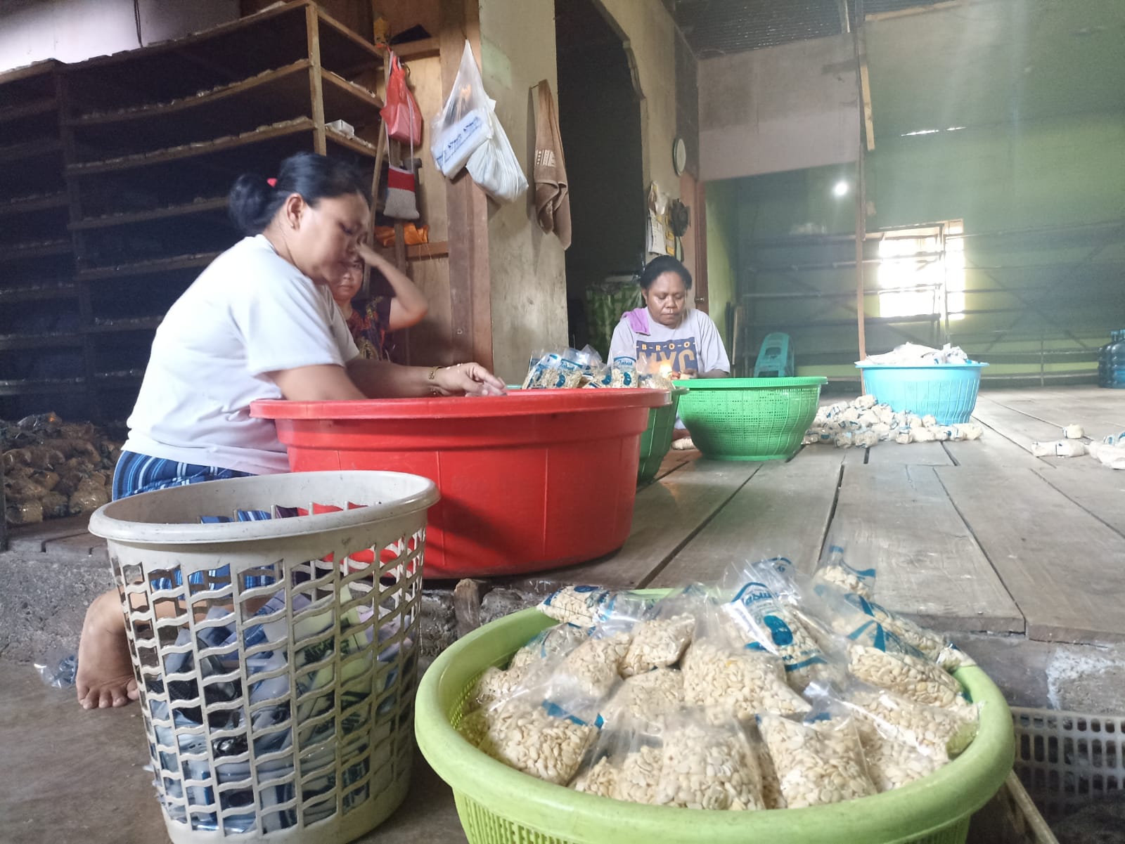 Pengrajin yang tengah mengemas tempe untuk dijual Senin depan