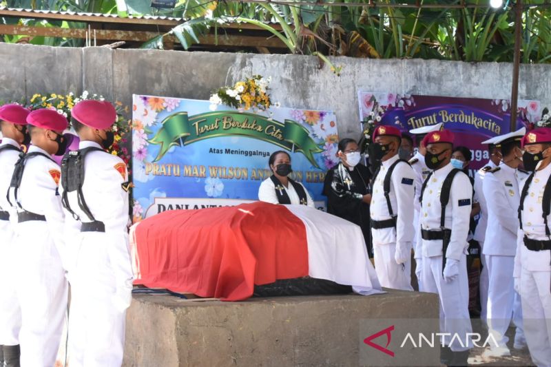 Praka Mar (Anumerta) Wilson Anderson Here, Prajurit Pasmar II Korps Marinir TNI Angkatan Laut yang gugur akibat ditembak kelompok kriminal bersenjata dimakamkan dengan upacara militer di Kupang, Rabu