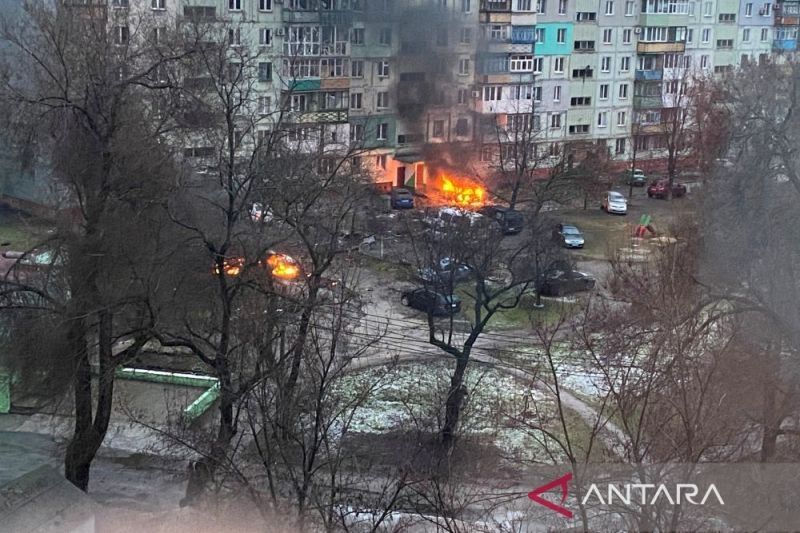 Kebakaran terlihat di area perumahan di Mariupol di tengah invasi Rusia ke Ukraina, 3 Maret 2022
