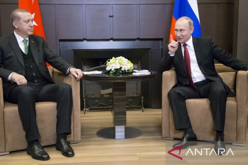 Presiden Rusia Vladimir Putin (kanan) bertemu dengan Presiden Turki Tayyip Erdogan