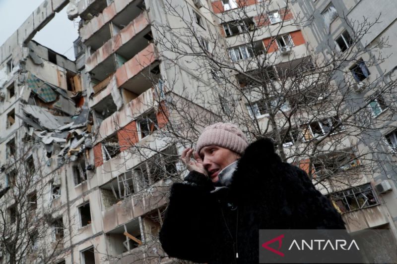 Seorang wanita bereaksi ketika berbicara di dekat sebuah blok apartemen yang hancur selama konflik Ukraina-Rusia di kota pelabuhan Mariupol yang terkepung, Ukraina, 17 Maret 2022.