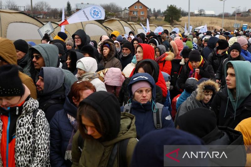 Orang-orang yang melarikan diri dari invasi Rusia di Ukraina menunggu untuk naik bus setelah melintasi perbatasan Ukraina ke Polandia di pos pemeriksaan perbatasan di Medyka, Polandia, 7 Maret 2022.