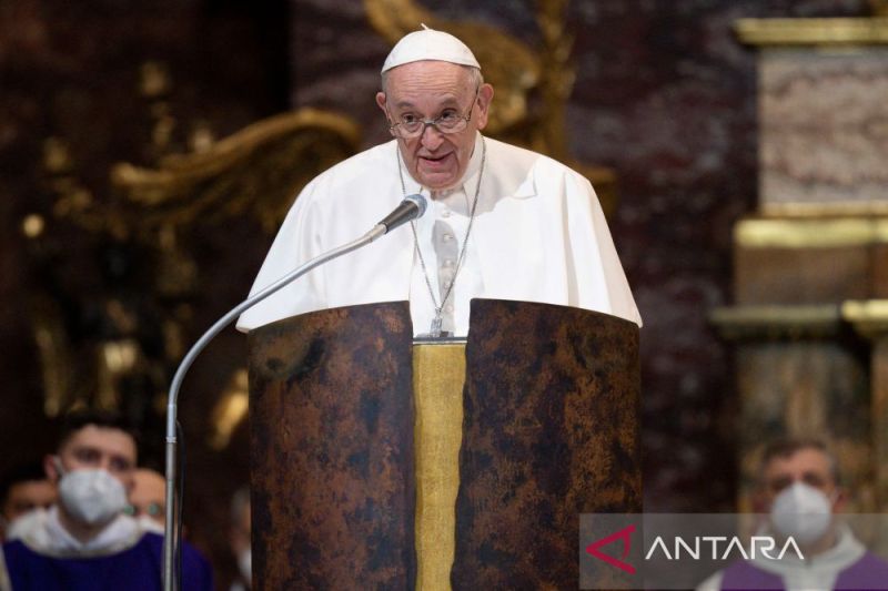 Paus Fransiskus berbicara di depan jemaat Misa Kudus di Roma, Italia, 12 Maret 2022