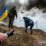 Seorang warga sipil berlatih melempar bom molotov untuk mempertahankan kota ketika invasi Rusia ke Ukraina terus berlanjut, di Zhytomyr, Ukraina, 1 Maret 2022.
