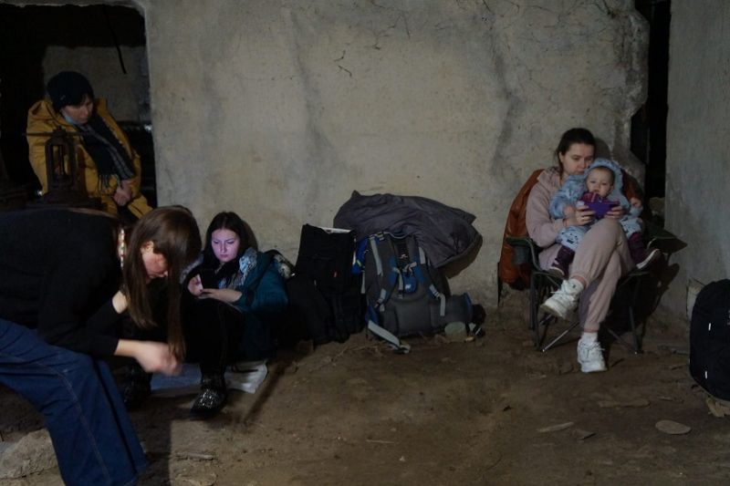 Warga sipil di Kota Kharkiv, Ukraina memanfaatkan ruang bawah tanah sebagai tempat perlindungan pada Senin (28/2/2022)