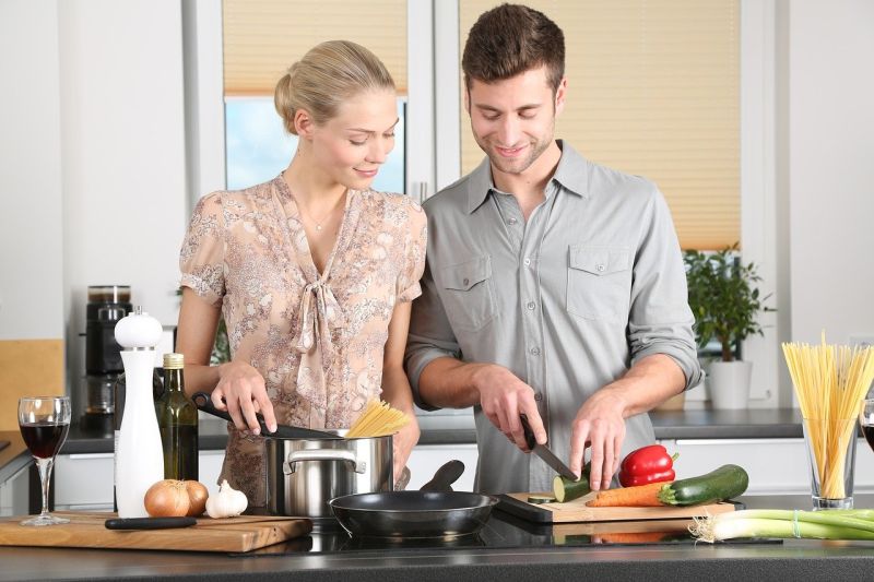 Ilustrasi pasangan suami istri memasak makanan bersama (Pixabay)