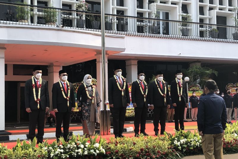 Suasana upacara penerimaan 7 Komisioner Komisi Pemilihan Umum (KPU) periode 2022/2027 di gedung KPU RI, Jakarta, Selasa (12/4/2022)