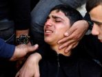 Seorang kerabat dari seorang Palestina yang tewas saat bentrok dengan pasukan Israel menangis di sebuah rumah sakit, di Jenin, Tepi Barat, Sabtu (9/4/2022).