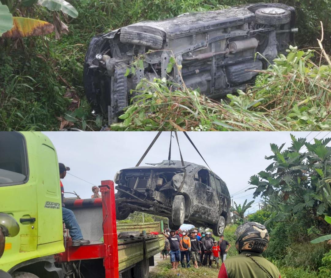 Mobil naas sedang dievakuasi dari dalam parit