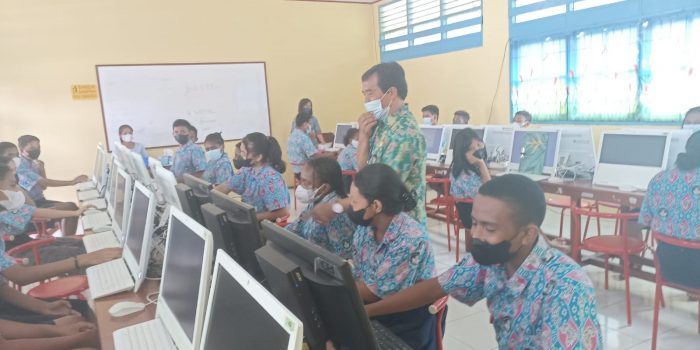 Hari Terakhir Ujian, Akibat Lumpuh Dua Siswa SMPN 2 Terpaksa Ujian di Rumah Didampingi Wali Kelas