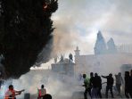 CjkinzN007008aPara petugas memadamkan kobaran api saat bentrokan terjadi antara pasukan keamanan Israel dan warga Palestina di kompleks Masjid Al Aqsa di Yerusalem Timur (22/4/2022). 20220423 CBMFN0A001 1 1 1