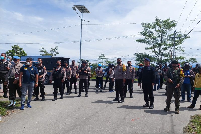 Kapolres Mimika AKBP Era Adhinata mengimbau warga pendemo tolak Otsus dan tuntut referendum kembali ke rumah masing-masing.