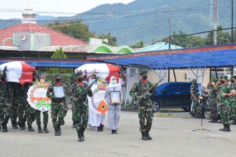 Pelepasan prajurit TNI AD Sertu Eka yang meninggal akibat ditembak bersama istrinya yang petugas kesehatan di Elelim, Jumat (1/4/2022)