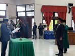 Ketua DPRD Kabupaten Jayapura saat melantik Muhammad Akbar