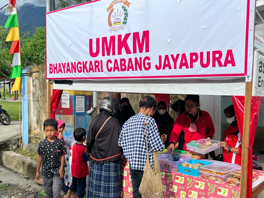 Tampak para pembeli di tenda UMKM Bhayangkari Cabang Jayapura