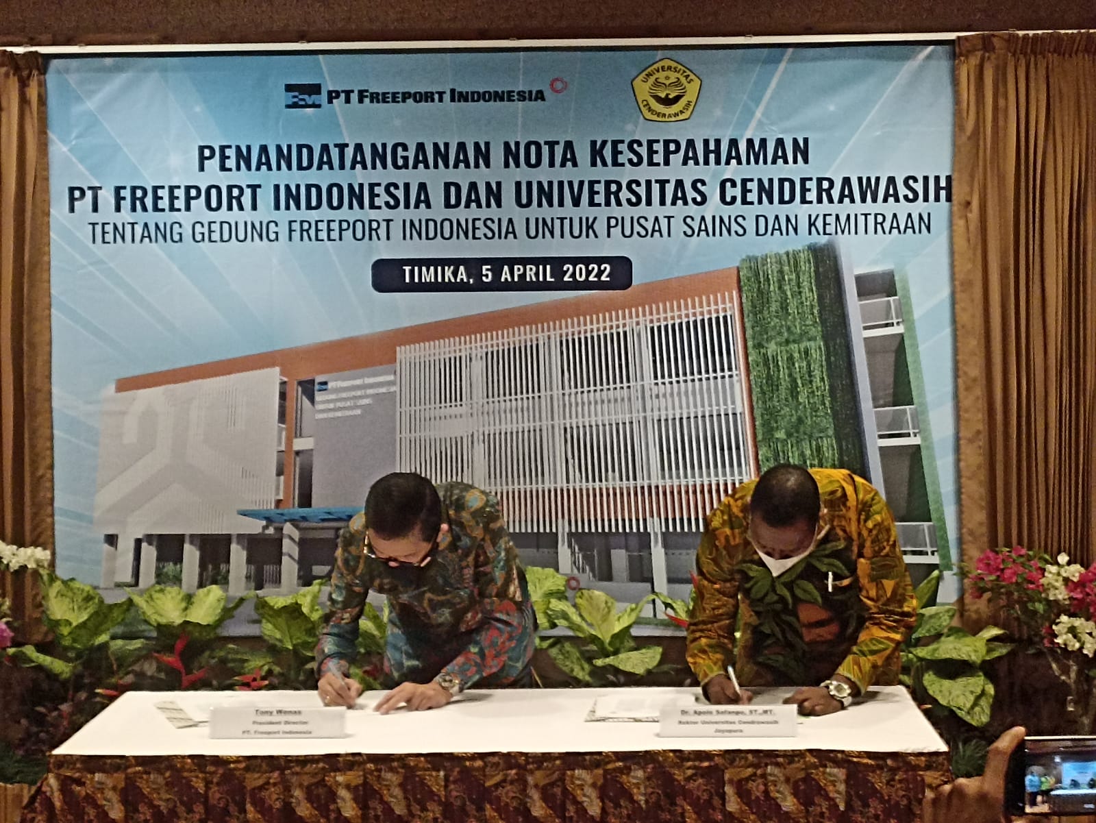Caption : Penandatangan MoU pembangunan gedung pusat sains dan kemitraan di Kampus UNCEN. Freeport diwakili Presdir Tony Wenas dan Rektor UNCEN DR Apolo Safanpo ST.M.T
