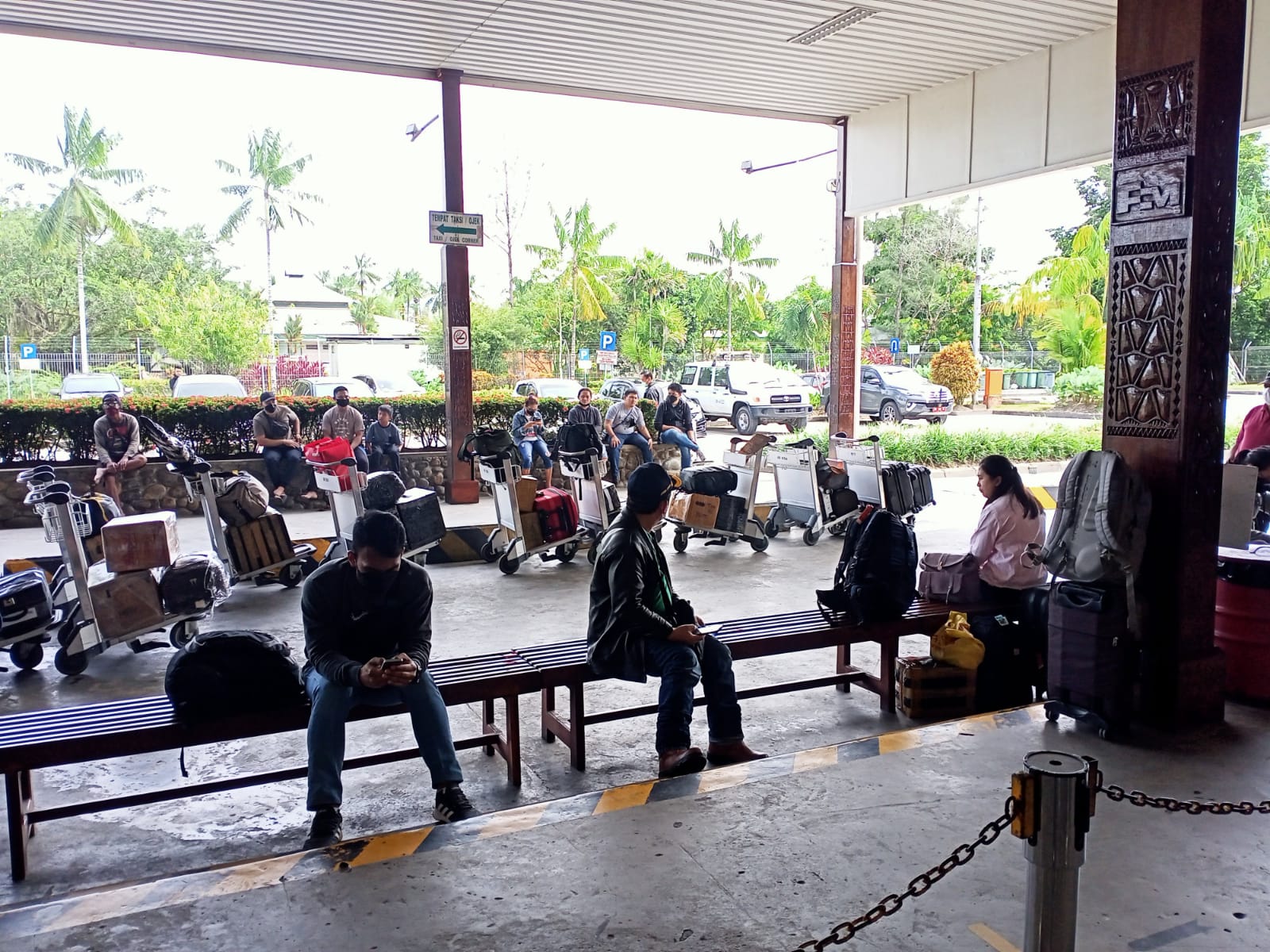Penumpang di Terminal Lama Bandara Mozes Kilangin Timika
