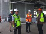 Wabup John Rettob saat memantau pembangunan Bandara Mozes Kilangin Timika.