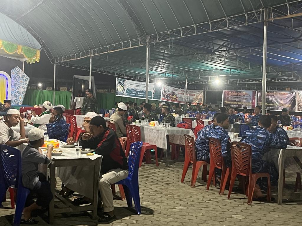 Masyarakat Bersama TNI saat sahur bersama di Masjid Al Aqsha Sentani